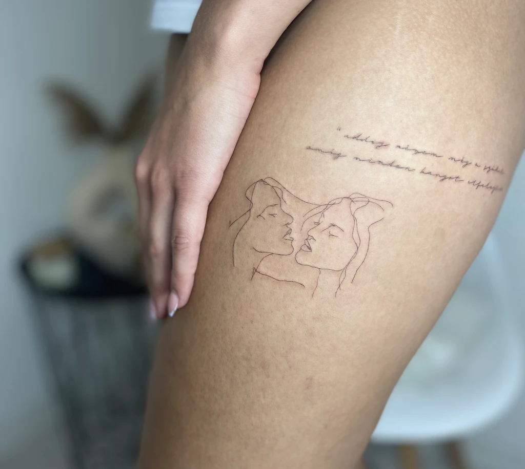 Egyedi vonalrajz minta combon ábrázolva